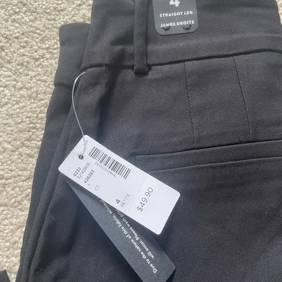 Reitmans Iconic Straight Leg Mid-Rise Pants in Black. - Picture 2 of 2